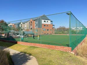 ein Tennisplatz mit Leuten, die auf einem Platz Tennis spielen in der Unterkunft 13 Elizabeth Place - Beautiful 2 bedroom unit next to Kyalami Racetrack with free WiFi - swimming pool gym and restaurant - Perfect for a small family in Midrand Waterfall in Midrand