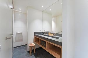 a bathroom with a sink and a mirror at Panorama Beach Villa 4p - Premium Comfort & Uitzicht - Villa 25 in Ouddorp +47 photos