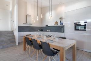 a dining room with a table and some chairs at Luxury Beachfront Villa 4p - Uitzicht op de Baai & Duinen - Villa 19 in Ouddorp