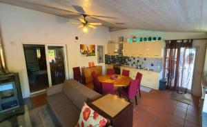 una sala de estar con un sofá y una mesa en Oceanfront Villa - 8 rooms, 2 kitchens with pool, billiard table and Beach-Volleyball Court, en Carvoeiro