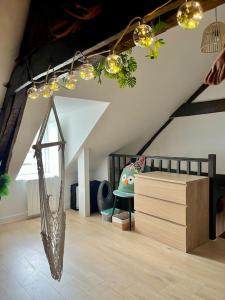 a room with a hammock hanging from the ceiling at La cabane tropicale in Pontorson