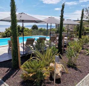 Bazén v ubytování Luxury Apartment St Hedonist with Pool and Garden nebo v jeho okolí