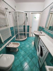 a bathroom with two toilets and a shower at gardeniapartment in Minori +7 photos