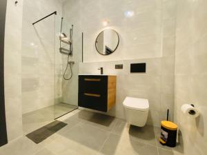 Kúpeľňa v ubytovaní Nowy apartament studio Długa + 26 fotografií