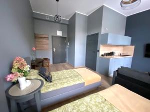 Posteľ alebo postele v izbe v ubytovaní Nowy apartament studio Długa