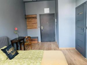 Posteľ alebo postele v izbe v ubytovaní Nowy apartament studio Długa