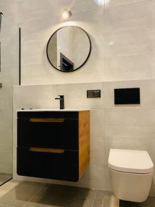 Kúpeľňa v ubytovaní Nowy apartament studio Długa