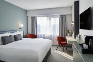 Llit o llits en una habitació de Leonardo Hotel Dublin Parnell Street