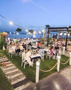 Restaurace v ubytování Uras Beach Hotel
