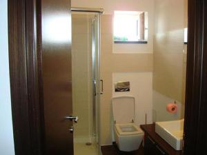 un bagno con un water e un lavandino di Chamonix-Mont-Blanc a Chamonix-Mont-Blanc