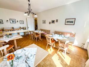 ein großes Esszimmer mit Tischen und Stühlen in der Unterkunft Hotel Albers in Recklinghausen
