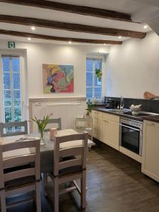 ครัวหรือมุมครัวของ Kleines Altstadt-Gästehaus mit Garten und Herz