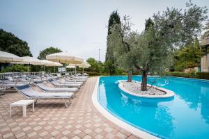 Bazén v ubytování Hotel Porta Del Sole nebo v jeho okolí