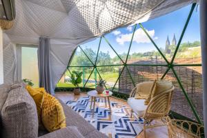 Posezení v ubytování Glamping Escape Prague with Hot Tub and Vysehrad Castle View