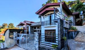 Bangunan di mana terletaknya vila ini