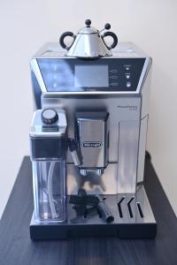 a coffee maker with a tea pot on top of it at La Madia- Ferienhaus in Opric