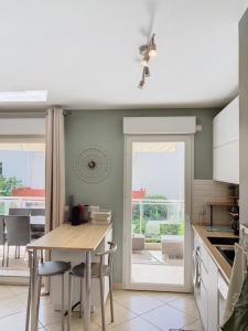 Η κουζίνα ή μικρή κουζίνα στο Bel appartement en bord de mer avec piscine lagon et jardin, en résidence sécurisée +42 φωτογραφίες