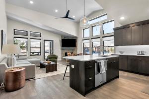 eine Küche und ein Wohnzimmer mit einer Couch und einem Tisch in der Unterkunft New East Deer Valley 1 min, B6302, Luxury 3Br Condo, Park City 10 min in Heber City