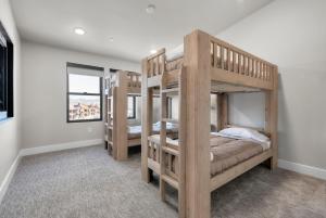 ein Schlafzimmer mit zwei Etagenbetten in einem Haus in der Unterkunft New East Deer Valley 1 min, B6302, Luxury 3Br Condo, Park City 10 min in Heber City