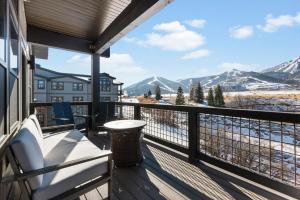 einen Balkon mit Blick auf die schneebedeckten Berge in der Unterkunft New East Deer Valley 1 min, B6302, Luxury 3Br Condo, Park City 10 min in Heber City