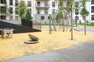 un parc avec une aire de jeux avec une table et une balançoire dans l'établissement Urban Apartment with 2 Bedrooms, à Munich