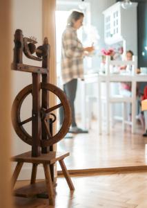 Una mujer parada en una habitación con un objeto de madera. en Za Oknem Wierchowa, en Rymanów-Zdrój 24 fotos más