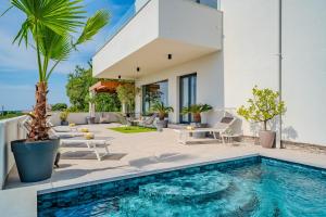 Swimmingpoolen hos eller tæt på Villa Hill