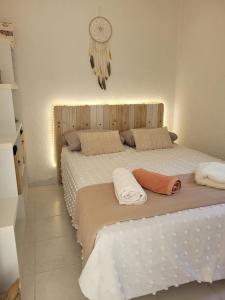 una camera da letto con un letto grande con due asciugamani sopra di Villa Acqua Doria a Coti-Chiavari