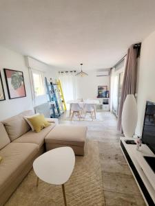 TV a/nebo společenská místnost v ubytování Le Pradet Cosy Beach Apartment, proximité plage à pied