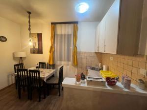 Kuchyň nebo kuchyňský kout v ubytování Apartmani "Matija"