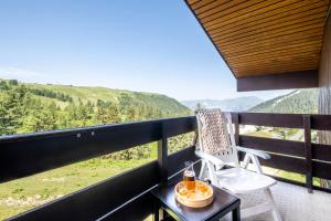 Zimmer mit einem Tisch und einem Stuhl auf dem Balkon in der Unterkunft Résidence Pierre & Vacances Le Quartz in Belle Plagne