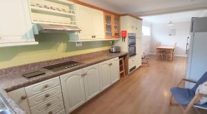 Kuchyň nebo kuchyňský kout v ubytování Willow Cottage 4 bed, cosy stopover, dogs welcome