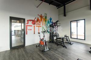 Fitness centrum a/nebo fitness zařízení v ubytování New 2 Bedroom Apartment In Las Lomas