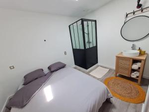 Ένα ή περισσότερα κρεβάτια σε δωμάτιο στο Dépendance avec place de parking