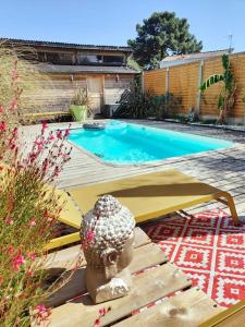 Bazén v ubytování Tiny House avec jardin et accès piscine chauffée nebo v jeho okolí + 14 fotografií