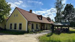 Budova, kde se penzion – hostinec nachází