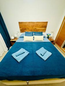 a large bed with blue sheets and towels on it at Encanto del Mar La manga, Sea View in San Blas +20 photos