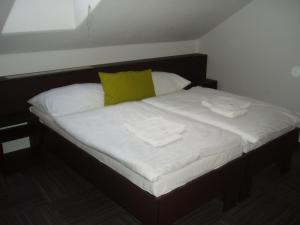 Postel nebo postele na pokoji v ubytování Hotel Kaskada