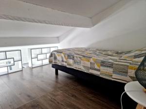 sypialnia z łóżkiem w białym pokoju w obiekcie Bel Appartement Duplex w mieście Ventabren +9 zdjęć