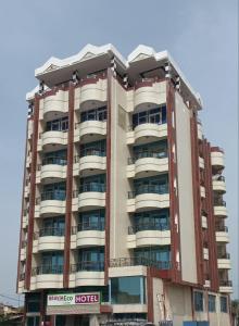 洛美Bravia Eco Hotel Lome的带阳台的大型公寓大楼