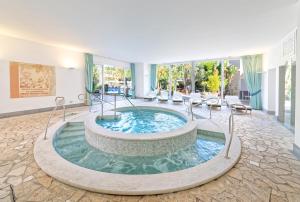 Basen w obiekcie La Reginella Resort & Spa lub w pobliżu