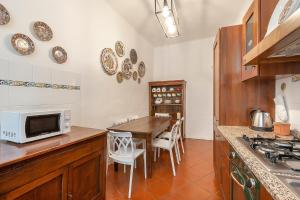 O bucătărie sau chicinetă la LA LOGGIA DI PORTICA Residenza Storica nel centro di Assisi