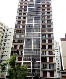 a tall apartment building with many windows at Três Quartos, Gigante e confortável Prox Hard Rock by UROOMS in Curitiba