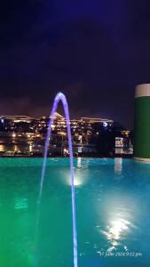 Modern 1Bedroom Condo,with heated Roofdeck pool by Mist and Pine内部或周边的泳池