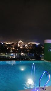 Modern 1Bedroom Condo,with heated Roofdeck pool by Mist and Pine内部或周边的泳池