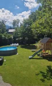 Bazén v ubytovaní Apartamenty z widokiem - Willa KRÓLE 25A by RentiloPL alebo v jeho blízkosti