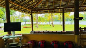 TV a/nebo společenská místnost v ubytování Araliya Lake Camp Resort