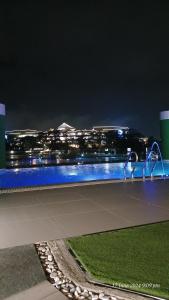 Modern 1Bedroom Condo,with heated Roofdeck pool by Mist and Pine内部或周边的泳池