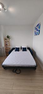 Gallery image of Charmant Studio Cosy Confort in Alfortville