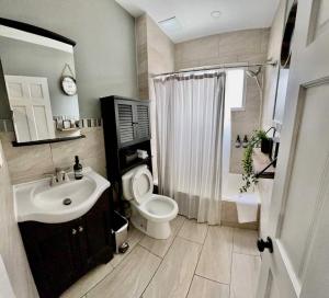 Bilik mandi di Sweet Casa - Fully Equipped 4br & Free Parking +16 gambar